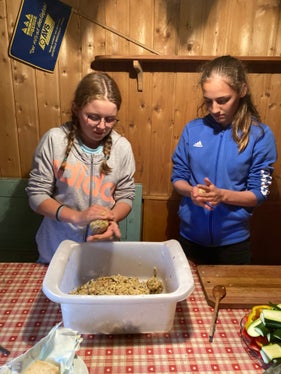 Anche preparare i Knödel rientrava nelle attività dei giovani che hanno preso parte all'iniziativa (Foto: ASP/Ufficio natura)