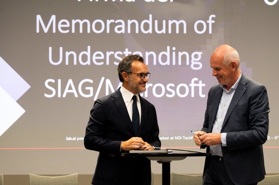 Il manager di Microsoft Vincenzo Esposito (a sinistra) e il presidente di IAA Johannes Schneebacher hanno firmato il Memorandum of Understanding al NOI Techpark. (Foto: USP/Manuela Tessaro)