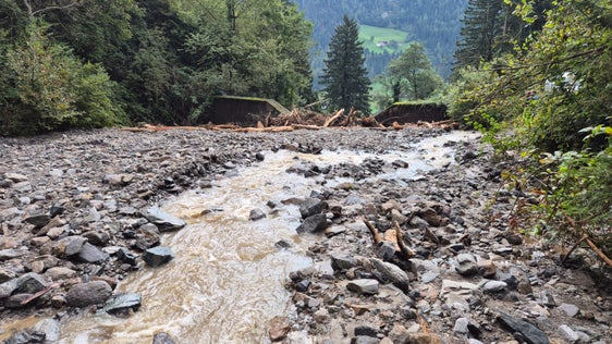 Viel Geröll und Wildholz hat der Talbach (im Bild) in der Fraktion Matatz in der Gemeinde St. Martin in Passeier ausgelöst durch Starkregen am 13. September mitgeführt. (Foto: LPA/Landesamt für Wildbach- und Lawinenverbauung West in der Agentur für Bevölkerungsschutz/Jan Kobald)