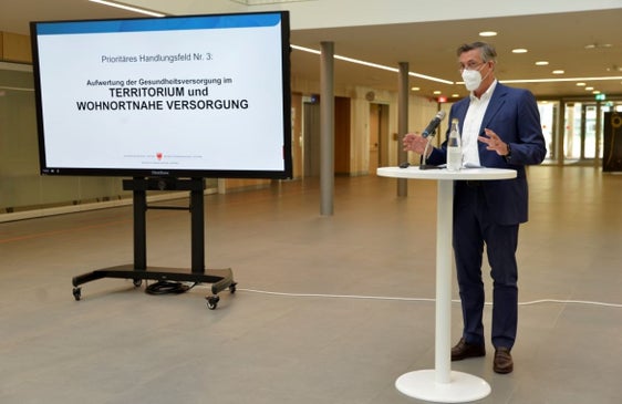 Die Absicherung und längerfristige Stärkung der Kleinspitäler sei ihm ein Herzensanliegen, führte Landesrat Widmann beim #halbzeit-Gespräch aus. (Foto: LPA/Michela Antino)