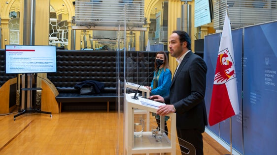 Assessore Achammer: L’introduzione dell’insegnamento di etica quale offerta alternativa obbligatoria rispetto all’insegnamento di religione garantirebbe a tutti gli studenti la frequenza del medesimo numero di ore d’insegnamento. (Foto: ASP/Fabio Brucculeri)