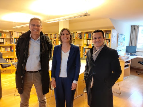 La Direzione della scuola dell’infanzia Ladinia accoglie 601 bambini: da sinistra Heinrich Videsott, Genny Ploner e André Comploi (Foto: USP/Direzione Istruzione, Formazione e Cultura ladina)