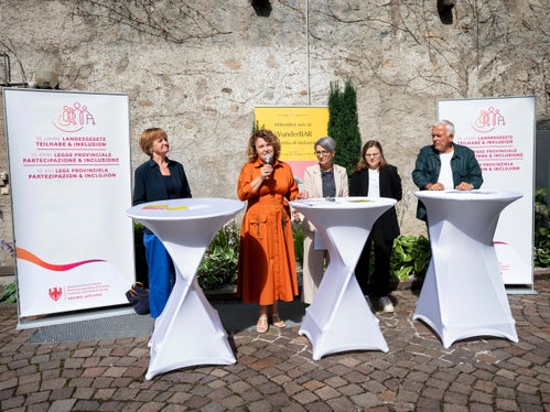Sprachen in der Brixner WunderBAR über die Umsetzung des Landesgesetzes für Inklusion und Teilhabe: (v.l.) Martha Stocker, Landesrätin Pamer, Gleichstellungsrätin Brigitte Hofer, Heidi Ulm vom Monitoringausschuss und Heiner Oberrauch. (Foto: LPA/Fabio Brucculeri)