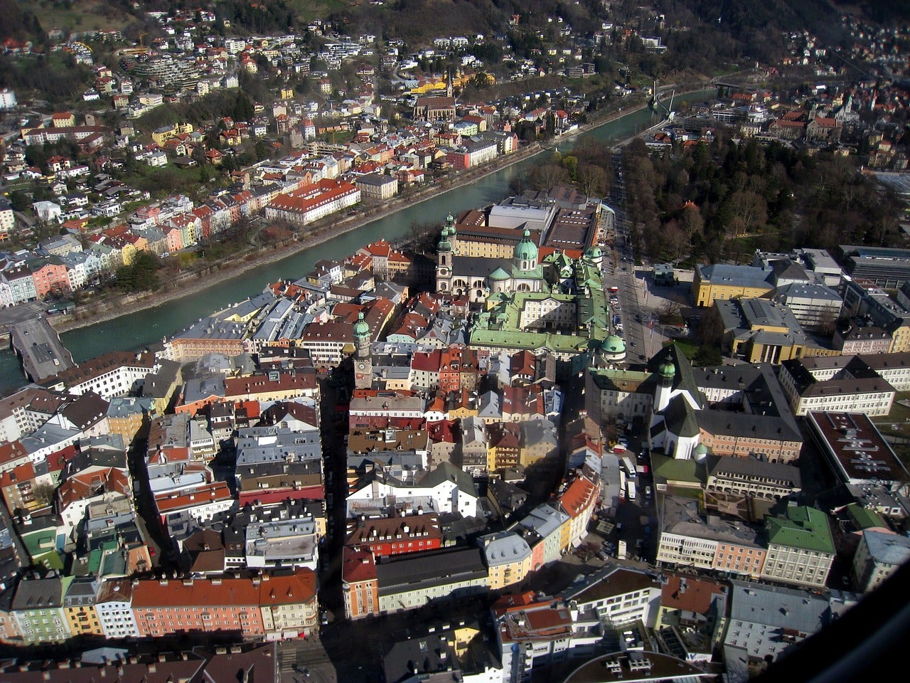 Auch in Zukunft können Südtiroler Patientinnen und Patienten in Tirol, vor allem in Innsbruck (Bild), behandelt werden. (Foto: Pixabay/12019)