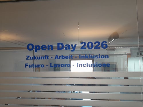 Zukunft-Arbeit-Inklusion: Die drei Dienste, die sich am Tag der offenen Tür in Bruneck vorgestellt haben, befassen sich mit diesen Themenkreisen und bieten Bürgerinnen und Bürgern sowie Unternehmen und Betrieben Information und Beratung. (Foto: LPA/AVZ Bruneck)