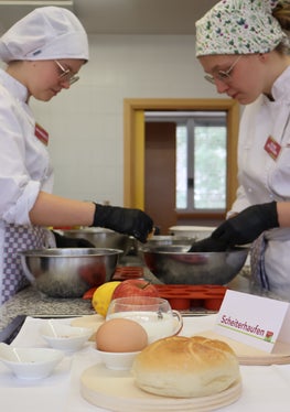 Tag der Hauswirtschaft an der Fachschule für Hauswirtschaft und Ernährung Tisens, im Bild die Schülerinnen der vierten Klasse Sara Martinotta (links) und Stefanie Rottensteiner (Foto: LPA/Fachschule für Hauswirtschaft und Ernährung Tisens)