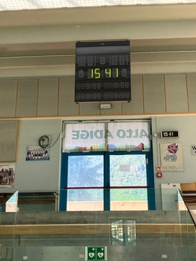 Eine Anzeigetafel (im Bild), bessere Beleuchtung und Notbeleuchtung sowie Beschallung: Die Turnhalle der Gasteiger-Schule in Bozen erhielt einige Verbesserungen. (Foto: LPA)