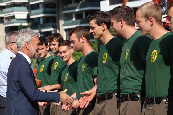 Congratulazioni dall'assessore e dal comandante. I nuovi vigili del fuoco professionisti ricevono la spilla d'argento come segno della loro appartenenza al Corpo permanente dei vigili del fuoco professionsti (Foto: ASP/Maja Clara)