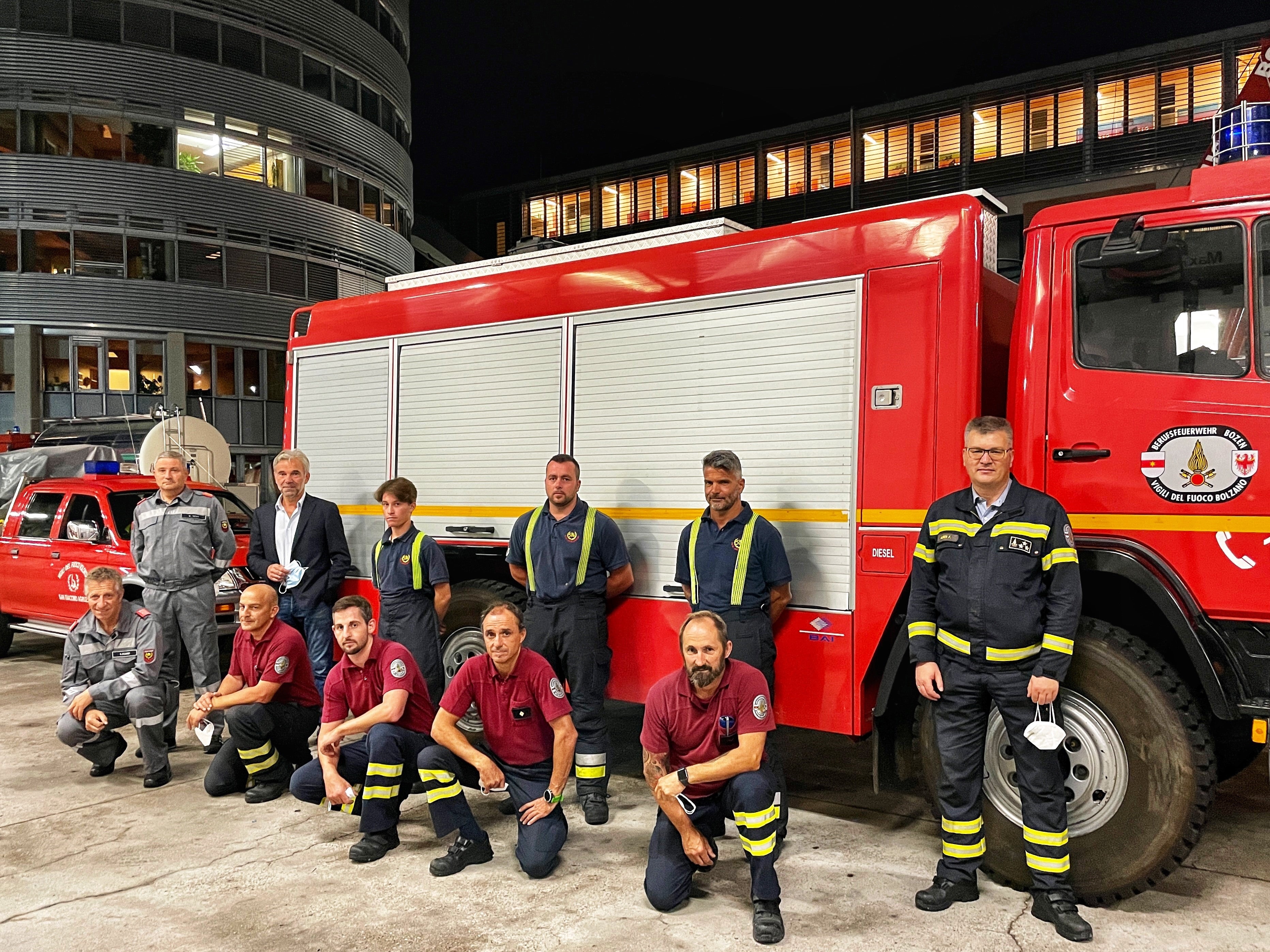 Vor dem Aufbruch nach Sizilien: Verabschiedung durch Bevölkerungsschutzlandesrat Schuler (hinten, 2.v.l.), Feuerwehrpräsident Gapp (hinten, ganz li.), Berufsfeuerwehrkommandant Florian Alber (ganz re.), Bezirksfeuerwehrinspektor Oswald Stanger (hockend, ganz li.) mit den 4 Berufsfeuerwehrmännern und 3 Freiwilligen Feuerwehrmännern. (Foto: Landesfeuerwehrverband/Diddi Osele)