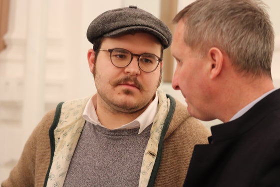 Naturmensch, der nun die Fischerprüfung bestanden hat: der 28-jährige Jakob Egger aus Terlan im Gespräch mit Landesrat Luis Walcher. (Foto: LPA/Maja Clara)