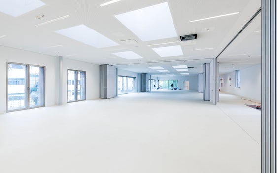 Die Klassenräume des Obergeschosses lassen sich mit mobilen Trennwänden flexibel gestalten und an die unterschiedlichen Unterrichtsanforderungen anpassen. (Foto: Landesamt für Hochbau West/Paolo Tenaglia)