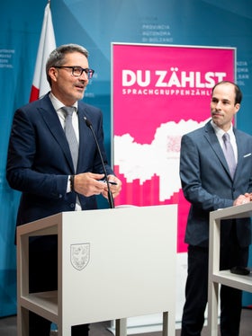 Il censimento dei gruppi linguistici inizierà lunedì 4 dicembre, alle ore 9,00, e avrà luogo separatamente dal censimento e per la prima volta si svolgerà online: lo hanno riferito oggi il presidente Arno Kompatscher (a sinistra) e il direttore dell'ASTAT, Timon Gärtner (Foto: ASP/Fabio Brucculeri)