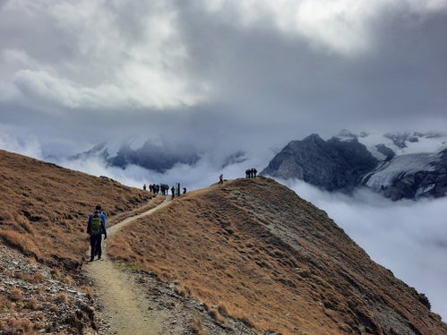 Camp di glaciologia 2025: sul Passo dello Stelvio, con il ghiacciaio dell'Ortles sullo sfondo (Foto: USP/Direzione Istruzione e Formazione tedesca)