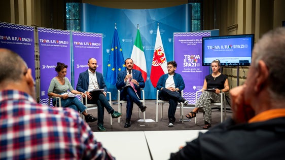 Sara Hussein (Amt für Jugendarbeit), Direktor Andolfo, Landesrat Galateo, Fabio Raffaelli und Lidia Tecchinati (beide Amt für Jugendarbeit) stellten gemeinsam das Netzwerk Trova il tuo spazio vor. (Foto: LPA/Fabio Brucculeri)