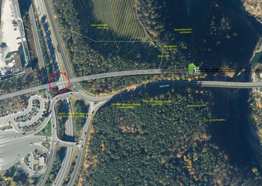 Die Brennerstaatsstraße wird während des Tunnelbaus für die Bahnschleife im Riggertal gesperrt. Der rote Kreis zeigt die genaue Stelle der Sperre an. (Foto: LPA/Ressort für Infrastrukturen und Mobilität)