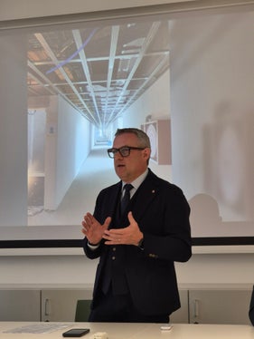 Stiamo costruendo scuole moderne, funzionali e aperte al territorio, perché crediamo che la qualità degli spazi incida direttamente sulla qualità della formazione, ha affermato a Merano l’assessore Christian Bianchi. (Foto: USP/Gianluca Crocco)