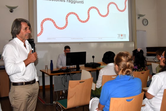 Oltre il 70 per cento del nostro budget è destinato alla cura delle malattie croniche. Dobbiamo concentrarci ancora di più sulla prevenzione sanitaria, ha affermato l'assessore provinciale alla Prevenzione sanitaria e salute Hubert Messner durante il colloquio con i collaboratori dell'Ospedale di Bressanone. (Foto: USP/Angelika Schrott)