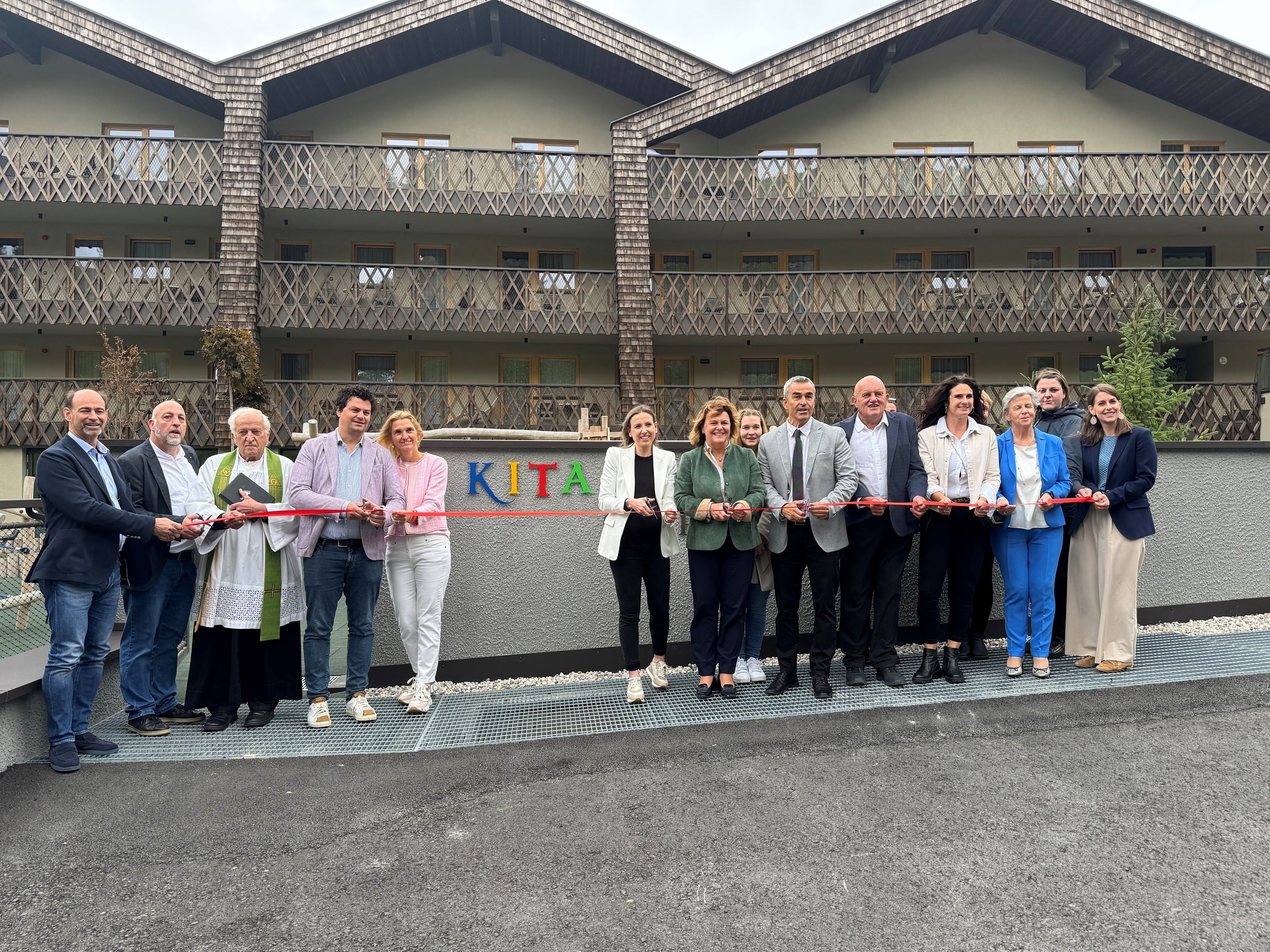 In Graun im Vinschgau, genauer in der Fraktion Reschen, wurde für die neue Kita eine neuartige Zusammenarbeit zwischen privaten Akteuren und öffentlicher Hand gewagt: Im Hotel Gerstl ist die neue Kita untergebracht, die von der Sozialgenossenschaft Lola geführt wird, die Räume werden vom Hotel gestellt, die Führungskosten tragen Gemeinde und Land und die nutzenden Familien. Das Kita-Personal wird sowohl in der Kita, als auch in der Kinderbetreuung des Hotels eingesetzt, wodurch ein Ganzjahresjob garantiert ist. (Foto: LPA/Katharina Fleischmann)