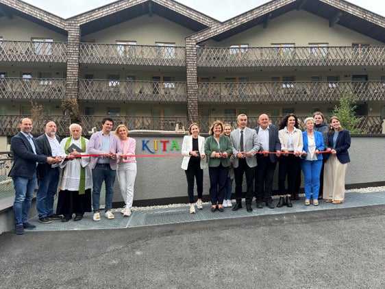 In Graun im Vinschgau, genauer in der Fraktion Reschen, wurde für die neue Kita eine neuartige Zusammenarbeit zwischen privaten Akteuren und öffentlicher Hand gewagt: Im Hotel "Gerstl" ist die neue Kita untergebracht, die von der Sozialgenossenschaft Lola geführt wird, die Räume werden vom Hotel gestellt, die Führungskosten tragen Gemeinde und Land und die nutzenden Familien. Das Kita-Personal wird sowohl in der Kita, als auch in der Kinderbetreuung des Hotels eingesetzt, wodurch ein Ganzjahresjob garantiert ist. (Foto: LPA/Katharina Fleischmann)