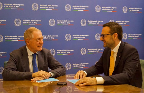 Landeshauptmannstellvertreter Marco Galateo (links) sprach in Rom mit dem Minister für Unternehmen und Made in Italy, Adolfo Urso, über die geplante Reform des Rahmengesetzes für das Handwerk. Diese soll in das erste jährliche Gesetz für kleine und mittlere Unternehmen einfließen. (Foto: LPA)