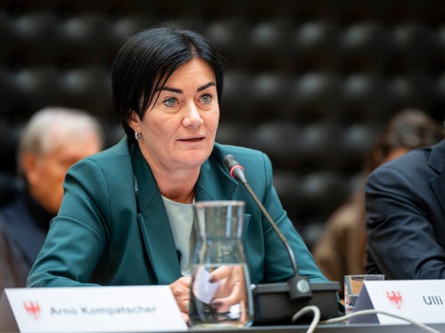 Landesrätin Ulli Mair hob hervor, dass aus ehemaligen Kasernen neue, lebenswerte Stadtquartiere mit leistbarem Wohnraum entstehen können. (Foto: LPA/Fabio Brucculeri)