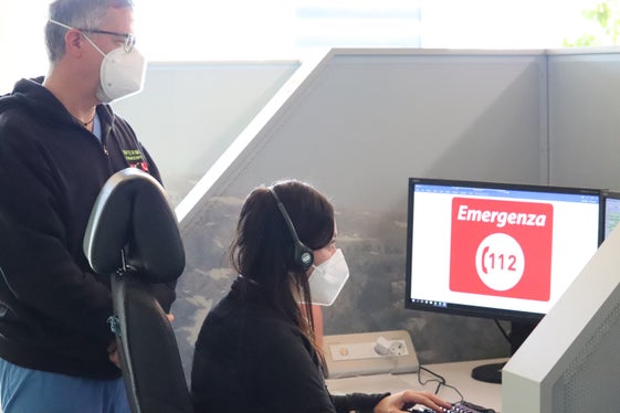 Der Anruf vom Festnetz, von öffentlichen Telefonen und von Mobiltelefonen an die Nummer 112 ist kostenlos. Im Bild ein Blick in die Einheitliche Notrufzentrale in Bozen mit Koordinator Paolo Berenzi zwei Tage vor dem heurigen europäischen Tag des Notrufs. (Foto: LPA/Maja Clara)