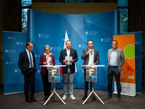 Stellten am 15. September die 10. Ausgabe der Bildungsmesse Futurum und die Landesmeisterschaft der Berufe WorldSkills South Tyrol Italy 2025 vor: (v.l.) Handelskammer-Generalsekretär Alfred Aberer, Abteilungsdirektorin Rolanda Tschugguel, Landesrat Marco Galateo, Landesrat Philipp Achammer und der ladinische Schulamtsleiter Heinrich Videsott. (Foto: LPA/Fabio Brucculeri)