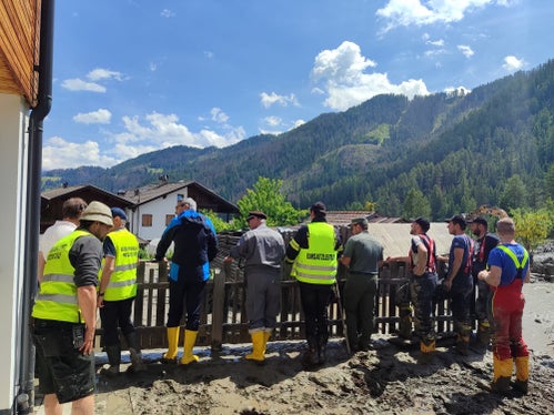 Wie ist die Lage: Landeshauptmann und Bevölkerungsschutzlandesrat Arno Kompatscher heute mit Einsatzkräften in Campill (Foto: LPA)