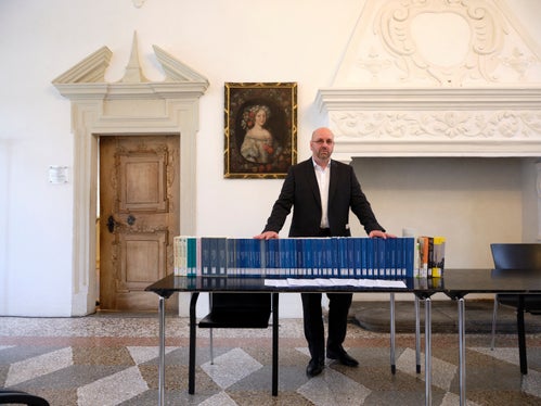 Die Reihe der Veröffentlichungen des Landesarchivs umfasst 50 Bände und befasst sich mit diversen Themen der Landes- und Regionalgeschichte - im Bild der Direktor des Landesarchivs, Gustav Pfeifer. (Foto: LPA/Landesarchiv)