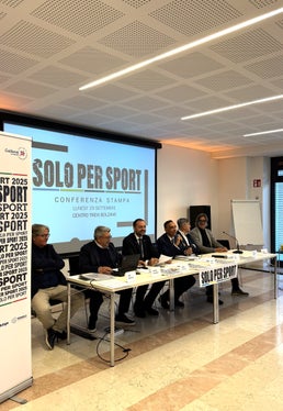 Un quarto di secolo dedicato allo sport, alle squadre e ai protagonisti in provincia di Bolzano. Nella foto (da sinistra), il presidente del Coni Alto Adige Alex Tabarelli, il curatore del progetto Daniele Magagnin, il vicepresidente della Provincia Marco Galateo, il direttore di Dipartimento Antonio Lampis, il dirigente scolastico della Scuola Toniolo Esio Zaghet e il direttore del quotidiano Alto Adige Valentino Beccari. (Foto: USP/Lukas Bonenti) 