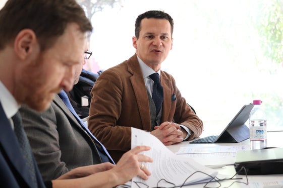 Il direttore dell'istruzione e della cultura ladina André Comploi (all'estrema destra) ha ringraziato il direttore della Ripartizione Mathias Stuflesser (all'estrema sinistra) e il suo team per aver portato avanti con coerenza il progetto Interreg DIGI-RLF. (Foto: USP/Maja Clara)