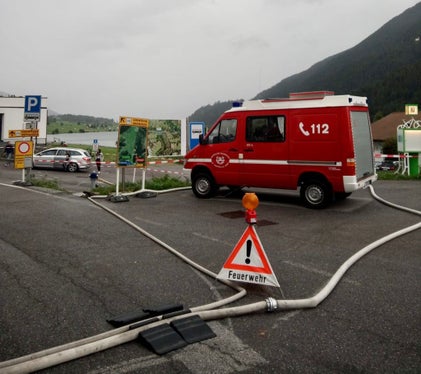 Die Freiwilligen Feuerwehrleute von St. Valentin in der Gemeinde Graun im Vinschgau sind dabei, Keller verschiedener Gebäude auszupumpen. (Foto: LPA/FF St. Valentin/Graun)