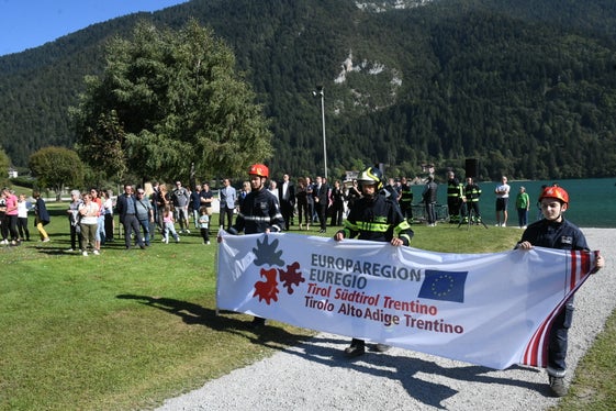 Mit ihrer Vorführung am Ufer des Molvenosees unterstrichen die Feuerwehrleute die Bedeutung der Zusammenarbeit über die grenzen hinweg. (Foto: Euregio/Presseamt Trentino)