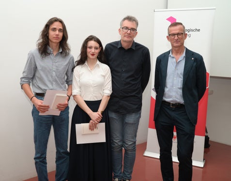 Im Rahmen der fremdsprachigen Philosophie-Olympiade qualifizierten sich Seamus Wimhurst vom Klassischen, Sprachen- und Kunstgymnasium Walther von der Vogelweide in Bozen (ganz links) und Erica Pardew vom Sprachen- und Realgymnasium Nikolaus Cusaunus in Bruneck (Zweite von links) auf regionaler Ebene für das Finale auf nationaler Ebene; im Bild mit Koordinator Stefan Goller und dem Direktor der Pädagogischen Abteilung Martin Holzner (Foto: LPA/Deutsche Bildungsdirektion/Margit Pichler)