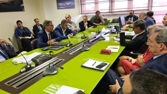 Bei einem hochkarätig besetzten Treffen in Rom mit Staatssekretär Claudio Barbaro an der Spitze stand das Landesgesetz zu den Großraubtieren im Mittelpunkt. Demnächst verfällt die Frist für die Regierung, es anzufechten. Das soll vermieden werden, in den nächsten Tagen gibt es noch technische Treffen, bei denen eine politische Lösung vorbereitet werden soll. (Foto: LPA/Davide Cordua)