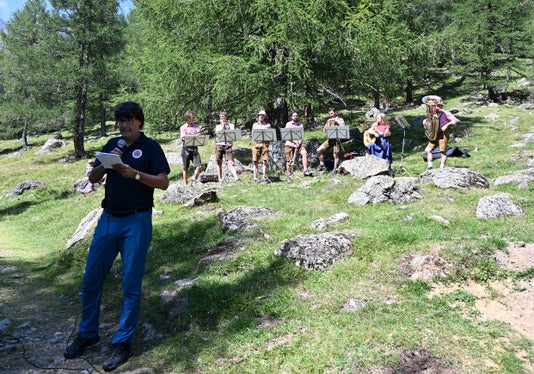Projektleiter Roberto Dinale bei der Eröffnung am 25. Juli; im Hintergrund die Walburger Tanzlmusi. (Foto: LPA/Landesamt für Geologie und Baustoffprüfung)