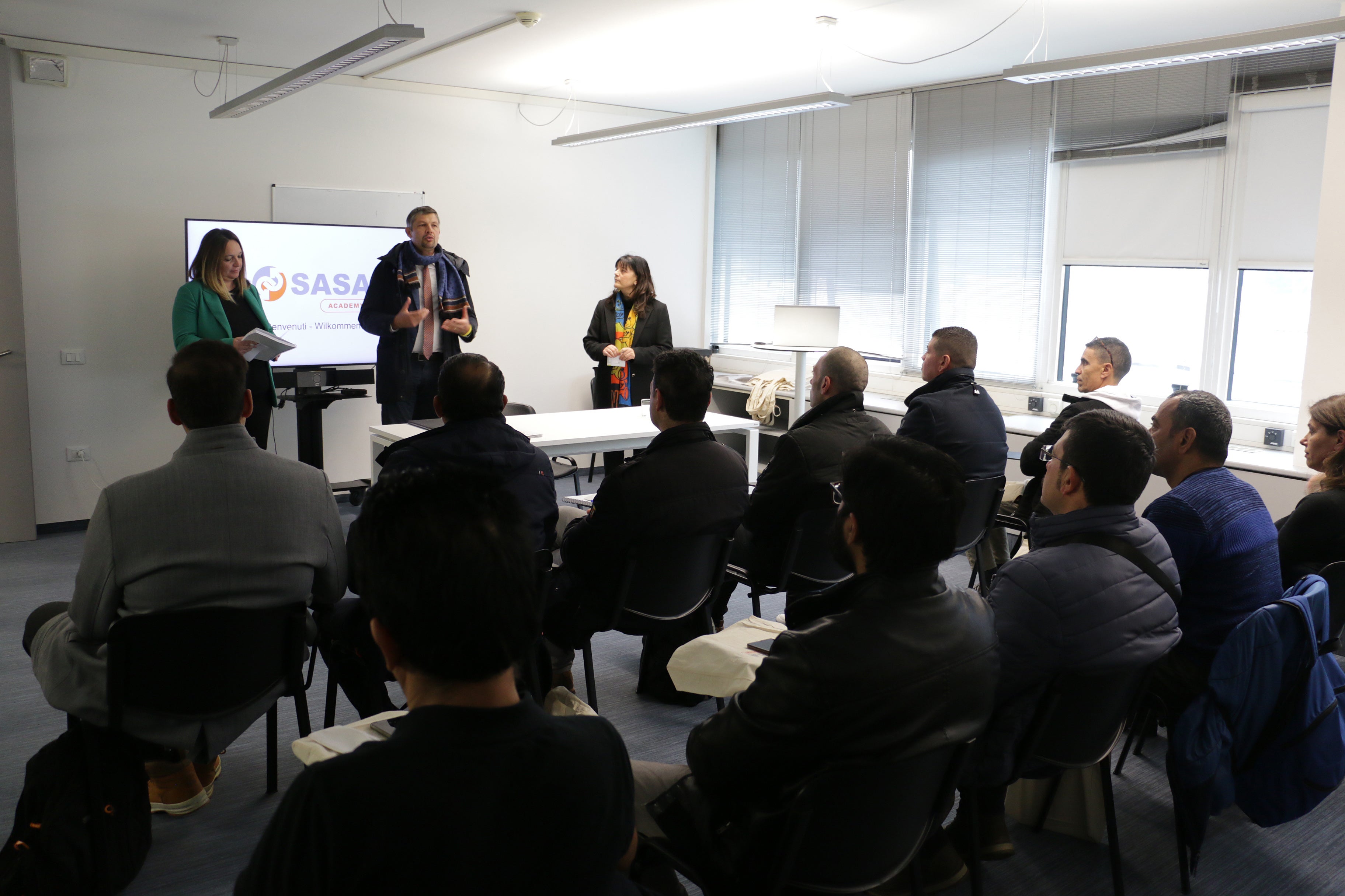SASA-Präsidentin Kofler, LR Alfreider und SASA-Direktorin Piffer beim Besuch in der SASA-Academy, wo Fahrerinnen und Fahrer der Linienbusse im öffentlichen Dienst ausgebildet werden. (FOTO: LPA/Federica Longhin)
