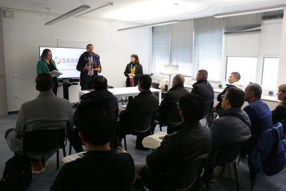 SASA-Präsidentin Kofler, LR Alfreider und SASA-Direktorin Piffer beim Besuch in der SASA-Academy, wo Fahrerinnen und Fahrer der Linienbusse im öffentlichen Dienst ausgebildet werden. (FOTO: LPA/Federica Longhin)