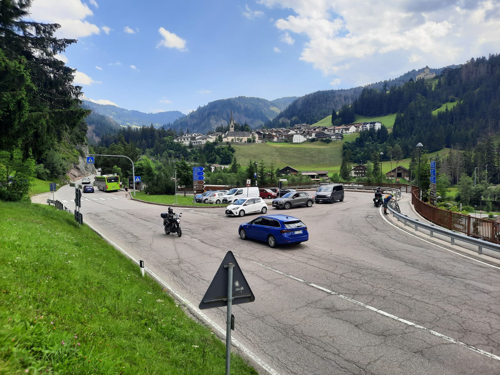 Über einen neuen Kreisverkehr sollen die Fahrzeuge an der stauanfälligen Kreuzung der Gadertaler Staatsstraße und der Landesstraße nach St. Martin in Thurn besser und sicherer geleitet werden. (Foto: Landesabteilung Tiefbau)