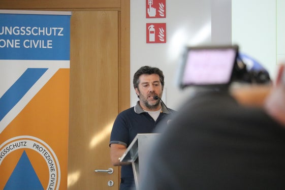 Der Landeszivilschutzplan bietet einen Rahmen für die Zusammenführung bestehender und künftiger Pläne für die Bewältigung von Ereignissen und Notlagen in Südtirol: der Mitarbeiter der Agentur für Bevölkerungsschutz Matteo Vischi bei der heutigen Vorstellung. (Foto: LPA/Maja Clara)