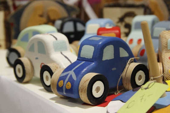 Al mercatino di Natale a palazzo 12 oggi si potevano ammirare e acquistare, tra l'altro, giocattoli in legno per bambini fatti. (Foto: USP/Hannes Wisthaler)