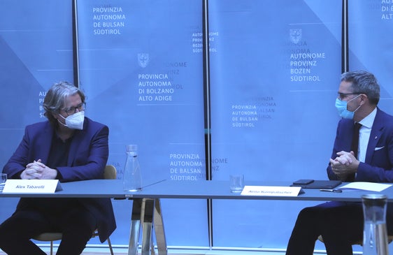 Landeshauptmann Kompatscher im Gespräch mit Coni-Präsident Tabarelli (Foto: LPA)