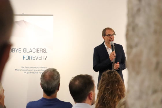 Auf die Bedeutung der Ausstellung als Instrument zur Bewusstseinsbildung und Veranschaulichung des Klimawandels hingewiesen: der Direktor der Agentur für Bevölkerungsschutz Klaus Unterweger (Foto: LPA/Maja Clara)