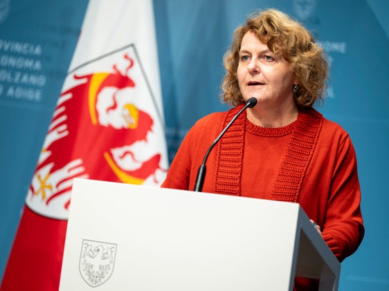 L'assessora Rosmarie Pamer sottolinea che un team di assistenti sociali e infermieri determina chi ha diritto all'assegno attraverso una valutazione della non autosufficienza. (Foto: USP/Fabio Brucculeri)