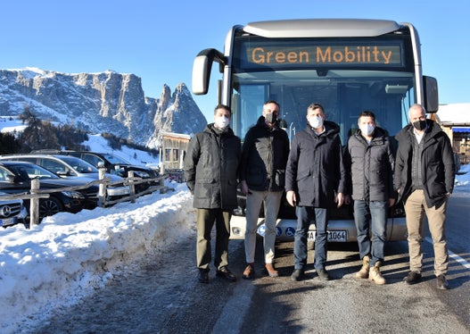 Testfahrt mit dem Elektrobus von Kompatsch bis Saltria auf der Seiser Alm: (v.l.) Andrea Codecasa (Koordinator Evobus Italia), Carlo Greco (Generaldirektor Silbernagl), Landesrat Daniel Alfreider , Helmut Satori (Seiseralm Bahn AG) und Markus Silbernagl (Foto: LPA/Angelika Schrott)