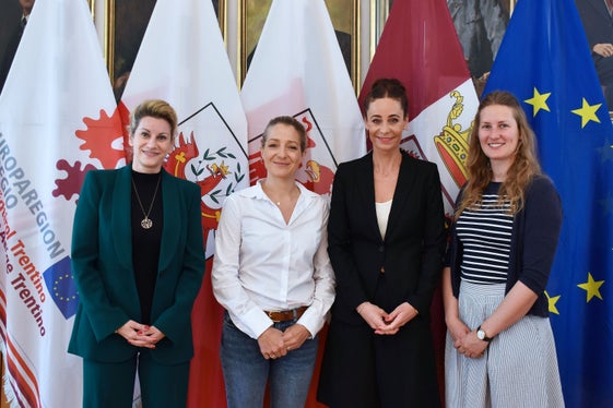 Visita di studio dell'Euregio a Innsbruck sul problema della violenza contro le donne (da sinistra) Michaela Kutschera della Direzione regionale della Polizia del Tirolo, Andrea Laske del Centro di protezione contro la violenza del Tirolo, l'assessora tirolese Eva Pawlata e Hannah Ringhofer del Rifugio delle donne del Tirolo (Foto: Land Tirol/Milicevic)