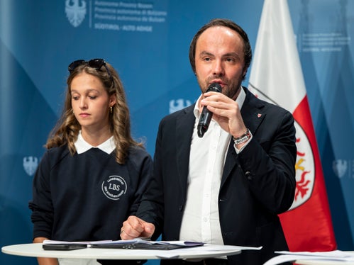 Das primäre Ziel der Charta ist es die Qualität des Unterrichts und ein vertrauensvolles Lernumfeld zu garantieren, sagte Bildungslandesrat Philipp Achammer (links neben ihm Schülervertreterin Julia Moosburger). (Foto: LPA/Fabio Brucculeri)