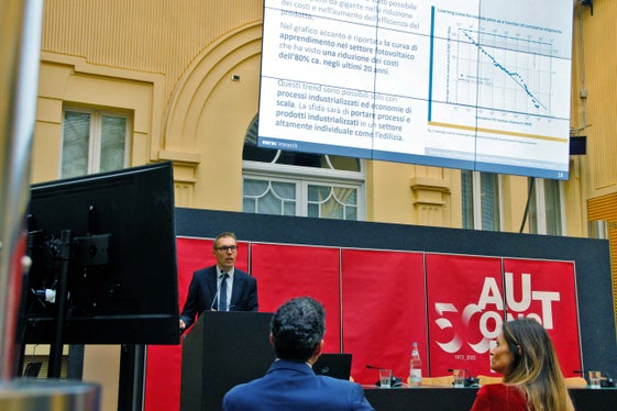 Über die Herausforderungen der Zukunft auf dem Weg zum nachhaltigen Wobi-Haus referierte Wolfram Sparber, Leiter des Eurac-Instituts für Erneuerbare Energie. (Foto: LPA/Greta Stuefer)