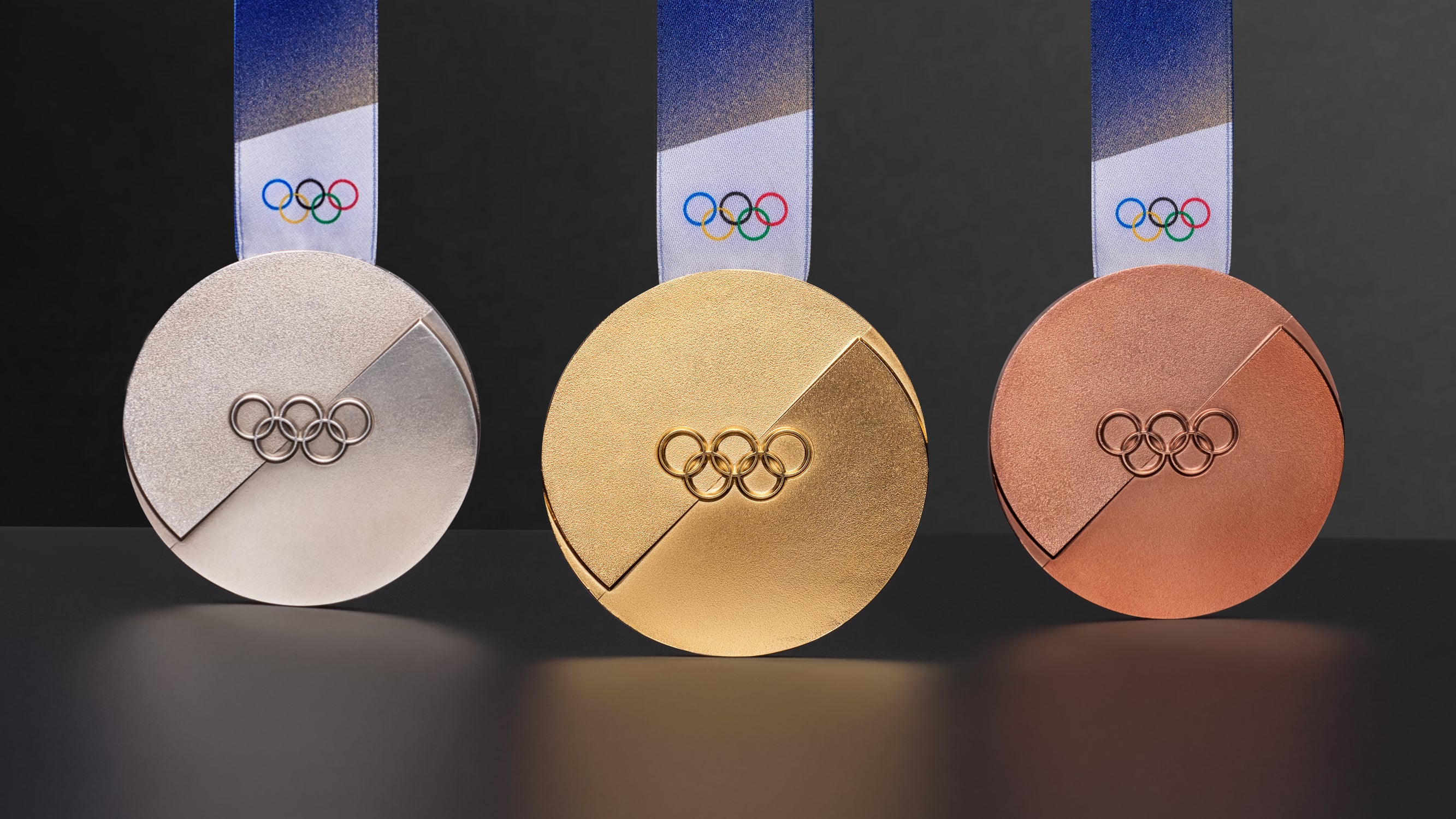 Oro, argento, bronzo.  Saranno complessivamente 1146 le medaglie che verranno assegnate durante i 195 eventi che caratterizzeranno i Giochi Olimpici e Paralimpici invernali di Milano Cortina 2026. (Foto: Milano Cortina 2026)