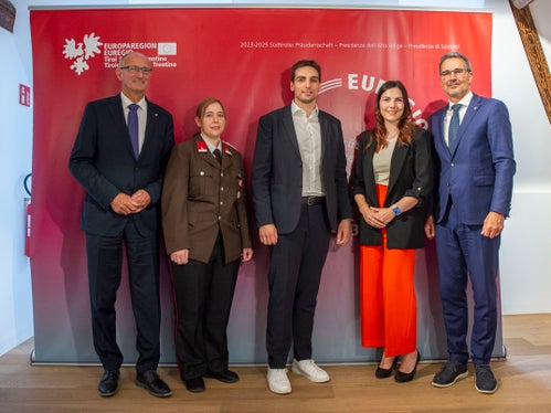 Kamen kurz zu Wort: Drei Vertreterinnen und Vertreter aus den drei Länder, die später in der Veranstaltung Glanzleistungen für ihren Einsatz im jungen Ehrenamt ausgezeichnet wurden. Im Bild (v.l.) mit den Landeshauptleuten Mattle (ganz l.) und Kompatscher (ganz r.): Natascha Wolf (Tirol, Freiwillige Feuerwehr Rum), Davide Capsoni (Tretnino, Federazione Tennistavolo)und Linda Zeni (Südtirol, Verein Diabetes Union) mit Moderatorin Claudia Messner. (Foto: LPA/Fabio Brucculeri)